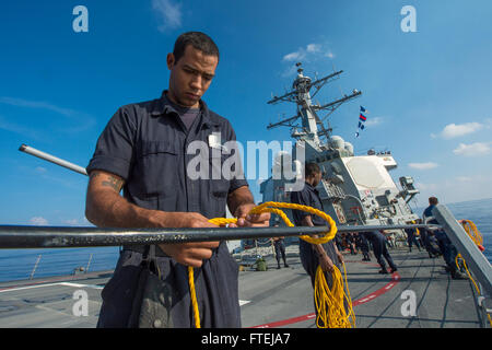 Mittelmeer (18. November 2014) – der Bootsmann Mate Seemann Marcellus Alexander, von Weirton, West Virginia, sichert eine Linie um das Schiff vor in Vorbereitung für einen Mann über Bord Bohrer an Bord der USS Cole (DDG-67), 18. November 2014. Cole, ein Zerstörer der Arleigh-Burke-Klasse-geführte Flugkörper in Norfolk, Gridley führt Marinebetriebe in den USA 6. Flotte Bereich der Maßnahmen zur Erhöhung der Sicherheit der Vereinigten Staaten in Europa interessiert. Stockfoto