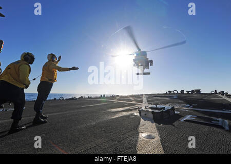 Mittelmeer (13. September 2013) Boatswain Mate 3. Klasse Kehmal Nelson, landing Signal angeworben, leitet einen MH-60R Seahawk Hubschrauber, "Sumpf-Füchse", zugeordnet der Hubschrauber Maritime Streik Squadron (HSM) 74, im Flugbetrieb an Bord der geführte Flugkörper-Zerstörer USS Ramage (DDG-61). Ramage, Gridley in Norfolk, Virginia, ist auf eine geplante Bereitstellung unterstützen maritimer Sicherheitsoperationen und Sicherheitsbemühungen Zusammenarbeit Theater in den USA 6. Flotte Einsatzgebiet. Stockfoto