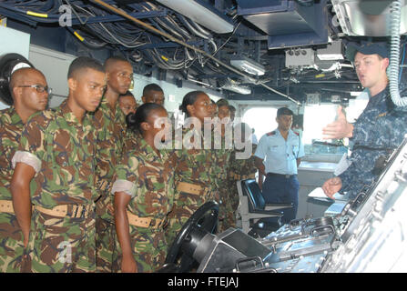 PORT VICTORIA, Seychellen (19. November 2014) - Ensign Brett Overend führt eine Tour für die Seychellen Küstenwache Mitglieder an Bord USS James E. Williams (DDG-95), 19. November. James E. Williams, ein Zerstörer der Arleigh-Burke-Klasse-geführte Flugkörper in Norfolk, Virginia, Gridley führt Marinebetriebe in den USA 6. Flotte Bereich der Maßnahmen zur Erhöhung der Sicherheit der Vereinigten Staaten in Afrika interessiert. Stockfoto