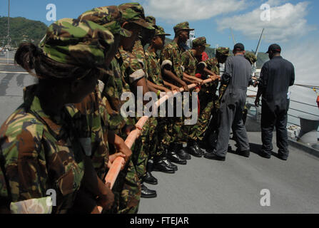 Auf diesem Bild lernen die Mitglieder der Seychellen Coast Guard die Linienführung von Seeleuten an Bord der USS James E. Williams, einem Zerstörer der Arleigh-Burke-Klasse. Das Schiff führt Marineoperationen im Einsatzgebiet der 6. US-Flotte durch. Stockfoto