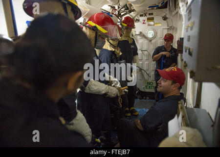 Mittelmeer (20. November 2014) – Chief Schaden Controlman Judd Garner, aus Norfolk, Virginia, erklärt Rohr-patching Verfahren Seeleute an Bord der USS Cole (DDG-67) während einer allgemeinen Viertel Drill 20 November. Cole, ein Zerstörer der Arleigh-Burke-Klasse-geführte Flugkörper in Norfolk, Gridley führt Marinebetriebe in den USA 6. Flotte Bereich der Maßnahmen zur Erhöhung der Sicherheit der Vereinigten Staaten in Europa interessiert. Stockfoto