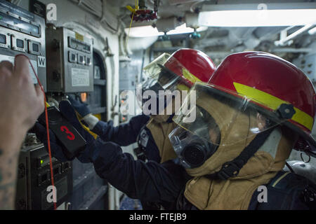 MEDITERRANEAN SEA (20. November 2014) – Seeleute an Bord der USS Cole (DDG-67) untersuchen eine Stromquelle während einer allgemeinen Viertel Drill 20 November. Cole, ein Zerstörer der Arleigh-Burke-Klasse-geführte Flugkörper in Norfolk, Gridley führt Marinebetriebe in den USA 6. Flotte Bereich der Maßnahmen zur Erhöhung der Sicherheit der Vereinigten Staaten in Europa interessiert. Stockfoto