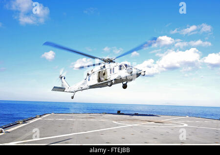 MEDITERRANEAN SEA (20. November 2014) - landet ein MH-60 s Sea Hawk Hubschrauber zugewiesen, die Ghostriders der Hubschrauber Meer bekämpfen Squadron (HSC) 28 an Bord USS Mount Whitney (LCC-20) während einer neu betanken auf See. Mount Whitney, der US 6. Flotte Kommando- und Schiff, vorwärts-Einsatz nach Gaeta, Italien, arbeitet mit einer kombinierten Mannschaft von Matrosen und Military Sealift Command Staatsdienst Seeleute. Stockfoto