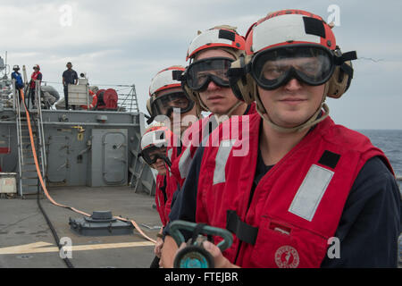 MEDITERRANEAN SEA (21. November 2014) – Seeleute an Bord der USS Cole (DDG-67) Mann ein Feuer Schlauch und simulieren Sie engagieren ein Feuer während des Fluges, die Viertel, November 21 bohren. Cole, ein Zerstörer der Arleigh Burke-Klasse geführte Flugkörper in Norfolk, Gridley führt Marinebetriebe in den USA 6. Flotte Bereich der Maßnahmen zur Erhöhung der Sicherheit der Vereinigten Staaten in Europa interessiert. Stockfoto