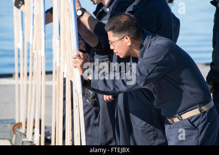 Mittelmeer (21. November 2014) - Chief Machinist's Mate Jonathan Sarmiento, von Kahului, Hawaii, zählt die Treffsicherheit Partitur auf ein Ziel während eines Lebensfeuer Trainings an Bord USS Mount Whitney (LCC-20), November 21. Mount Whitney, der US 6. Flotte Kommando- und Flaggschiff, nach vorn eingesetzt nach Gaeta, Italien, arbeitet mit einer kombinierten Mannschaft von Matrosen und Military Sealift Command Staatsdienst Seeleute. Stockfoto