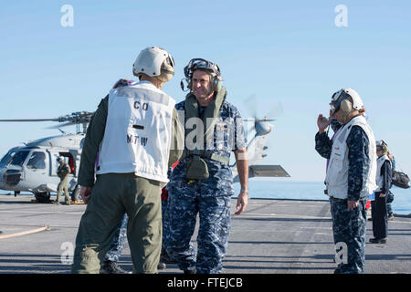 Mittelmeer (21. November 2014) - Rear Admiral Robert Burke, stellvertretender Kommandant, U.S. 6. Flotte wird von Captain Mark Colombo, Kommandant, USS Mount Whitney (LCC-20), bei der Ankunft an Bord der USS Mount Whitney, November 21 begrüßt. Mount Whitney, der US 6. Flotte Kommando- und Flaggschiff, nach vorn eingesetzt nach Gaeta, Italien, arbeitet mit einer kombinierten Mannschaft von Matrosen und Military Sealift Command Staatsdienst Seeleute. Stockfoto