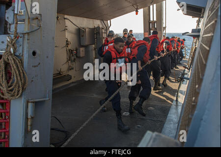 MEDITERRANEAN SEA (23. November 2014) – Runde Matrosen an Bord USS Cole (DDG-67) hieven auf einer Messenger-Linie während ein Nachschub-at-Sea-Evolution 23. November 2014. Cole ist ein geführte Flugkörper Zerstörer der Arleigh-Burke-Klasse, Gridley in Norfolk, und führt in Marinebetriebe in den USA 6. Flotte Bereich der Maßnahmen zur Erhöhung der Sicherheit der Vereinigten Staaten in Europa interessiert. Stockfoto