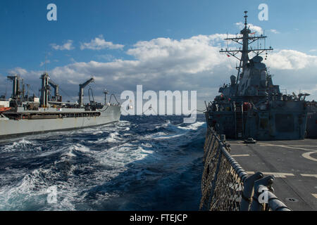 Mittelmeer (23. November 2014) – USS Cole (DDG-67), rechts, führt ein Nachschub auf See mit den Military Sealift Command Flotte Nachschub Öler USNS Leroy Grumman (TAO-95). Cole, ein Zerstörer der Arleigh-Burke-Klasse-geführte Flugkörper in Norfolk, Gridley führt Marinebetriebe in den USA 6. Flotte Bereich der Maßnahmen zur Erhöhung der Sicherheit der Vereinigten Staaten in Europa interessiert. Stockfoto