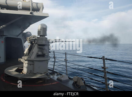 MEDITERRANEN Meer (23. November 2014) - USS Donald Cook (DDG-75) feuert seine MK 38 25 mm Maschinengewehr während einer Demonstration Schießwesen. Donald Cook, ein Zerstörer der Arleigh-Burke-Klasse-geführte Flugkörper in Rota, Spanien, Gridley führt Marinebetriebe in den USA 6. Flotte Bereich der Maßnahmen zur Erhöhung der Sicherheit der Vereinigten Staaten in Europa interessiert. Stockfoto