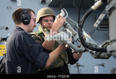 MEDITERRANEN Meer (23. November 2014) - Feuer-Controlman-3. Klasse Thomas Colton, rechts, und Feuer Controlman 2. Klasse Joshua Bradley, links, zerlegen die lokalen Shooter-Setup auf einem MK 38 25 mm Maschinengewehr während einer Demonstration Schießwesen an Bord der an Bord USS Donald Cook (DDG-75). Donald Cook, ein Zerstörer der Arleigh-Burke-Klasse geführte Flugkörper. Donald Cook, ein Zerstörer der Arleigh-Burke-Klasse-geführte Flugkörper in Rota, Spanien, Gridley führt Marinebetriebe in den USA 6. Flotte Bereich der Maßnahmen zur Erhöhung der Sicherheit der Vereinigten Staaten interessiert in Europa Stockfoto