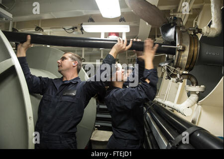 MEDITERRANEN Meer (23. November 2014) - Sonar Techniker 3. Klasse Joseph Beegle und Rosanne Eckley, ziehen Sie die Nixie-System als Bestandteil einer Anti-u-Bootbekämpfung Bohrmaschine an Bord USS Donald Cook (DDG-75). Donald Cook, ein Zerstörer der Arleigh-Burke-Klasse-geführte Flugkörper in Rota, Spanien, Gridley führt Marinebetriebe in den USA 6. Flotte Bereich der Maßnahmen zur Erhöhung der Sicherheit der Vereinigten Staaten in Europa interessiert. Stockfoto