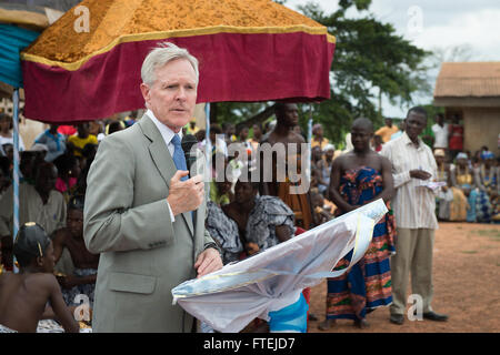 GRUMESA, Ghana (20. August 2013) Secretary Of The Navy (SECNAV) Ray Mabus spricht Dorfbewohner in Grumesa, Ghana vor einem Banddurchtrennungszeremonie für eine neue Schule. Das Africa Command (AFRICOM) geförderte Projekt war das Ergebnis einer Reise Mabus in die Region vor zwei Jahren, wo er war, informierte über den Mangel und Überbelegung der ländlichen Schulhäuser. Ghana ist eine von mehreren Ländern in der gesamten Region wo Mabus Matrosen und Marinesoldaten stößt, zivile und militärische Beamte, Sicherheit und Stabilität zu diskutieren und bestehende Partnerschaften mit afrikanischen Nationen zu verstärken. Stockfoto