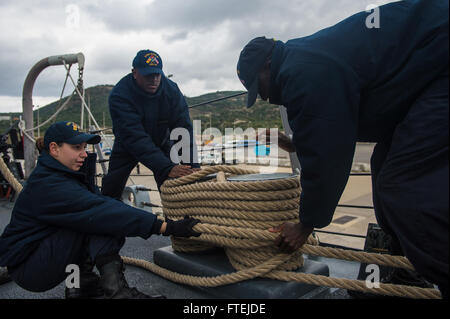 SOUDA BAY, Griechenland (25. November 2014) – Seeleute an Bord der USS Cole (DDG-67) Wrap Linie festmachen, wie das Schiff Seite der Pier in der Bucht von Souda, Griechenland für einen geplanten Hafen Mauren besuchen 25. November 2014. Cole, ein Zerstörer der Arleigh-Burke-Klasse-geführte Flugkörper in Norfolk, Gridley führt Marinebetriebe in den USA 6. Flotte Bereich der Maßnahmen zur Erhöhung der Sicherheit der Vereinigten Staaten in Europa interessiert. Stockfoto