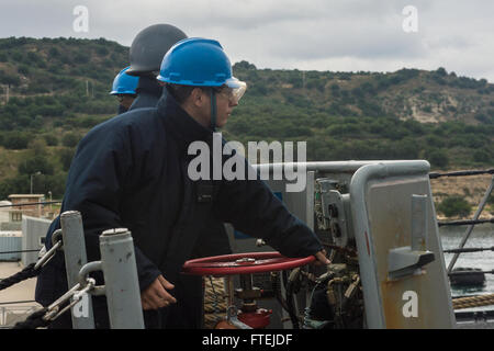 SOUDA BAY, Griechenland (25. November 2014) – Matrose Roger Hausam von Tecumseh, Oklahoma, setzt die Bremse auf die Ankerkette an Bord der USS Cole (DDG-67) das Schiff Pier Seite in der Bucht von Souda, Griechenland für einen geplanten Hafen-Besuch, 25. November 2014 moors. Cole, ein Zerstörer der Arleigh-Burke-Klasse-geführte Flugkörper in Norfolk, Gridley führt Marinebetriebe in den USA 6. Flotte Bereich der Maßnahmen zur Erhöhung der Sicherheit der Vereinigten Staaten in Europa interessiert. Stockfoto