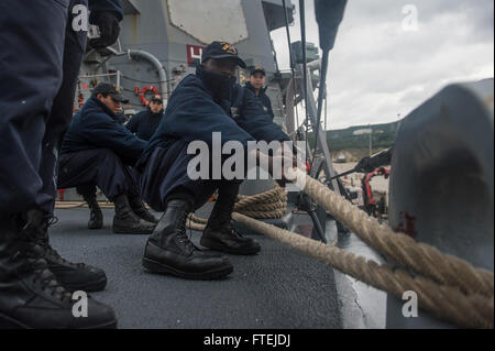 SOUDA BAY, Griechenland (25. November 2014) – kulinarische Spezialist 3. Klasse Hilaire Nakigane, ursprünglich aus Dakar, Senegal, wuchtet entfernt auf einem Festmacher an Bord der USS Cole (DDG-67), wie das Schiff Pier Seite in der Bucht von Souda, Griechenland für einen geplanten Hafen-Besuch Mauren 25. November 2014. Cole, ein Zerstörer der Arleigh-Burke-Klasse-geführte Flugkörper in Norfolk, Gridley führt Marinebetriebe in den USA 6. Flotte Bereich der Maßnahmen zur Erhöhung der Sicherheit der Vereinigten Staaten in Europa interessiert. Stockfoto