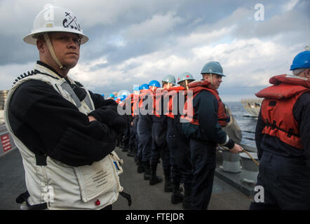 Mittelmeer (25. November 2014) - Chief Boatswain's Mate Padraig Monahan von Lakewood, Colorado, betreut eine Evolution der Betankung auf See an Bord USS Donald Cook (DDG-75), 25. November 2014. Donald Cook, ein Zerstörer der Arleigh-Burke-Klasse-geführte Flugkörper in Rota, Spanien, Gridley führt Marinebetriebe in den USA 6. Flotte Bereich der Maßnahmen zur Erhöhung der Sicherheit der Vereinigten Staaten in Europa interessiert. Stockfoto