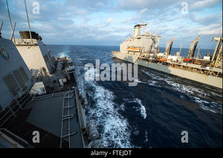 MEDITERRANEAN SEA (25. November 2014) - USS Donald Cook (DDG-75) führt eine Betankung auf See mit USNS Leroy Grumman (T-AO 195), 25. November 2014. Donald Cook, ein Zerstörer der Arleigh-Burke-Klasse-geführte Flugkörper in Rota, Spanien, Gridley führt Marinebetriebe in den USA 6. Flotte Bereich der Maßnahmen zur Erhöhung der Sicherheit der Vereinigten Staaten in Europa interessiert. Stockfoto