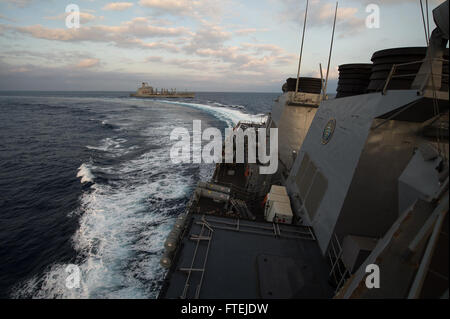 MEDITERRANEAN SEA (25. November 2014) - bricht USNS Leroy Grumman (T-AO 195) nach dem Tanken auf See, 25. November 2014 das USS Donald Cook (DDG-75). Donald Cook, ein Zerstörer der Arleigh-Burke-Klasse-geführte Flugkörper in Rota, Spanien, Gridley führt Marinebetriebe in den USA 6. Flotte Bereich der Maßnahmen zur Erhöhung der Sicherheit der Vereinigten Staaten in Europa interessiert. Stockfoto