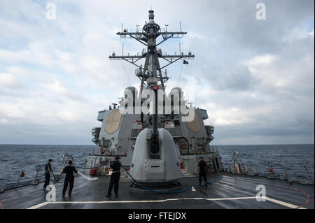 MEDITERRANEAN SEA (26. November 2014) - reinigen Matrosen an Bord USS Donald Cook (DDG-75) das Vorschiff während ein Süßwasser-Anhaftungen, November 26. Donald Cook, ein Zerstörer der Arleigh-Burke-Klasse geführte Flugkörper Gridley in Rota, Spanien, führt Marinebetriebe in den USA 6. Flotte Bereich der Maßnahmen zur Erhöhung der Sicherheit der Vereinigten Staaten in Europa interessiert. Stockfoto