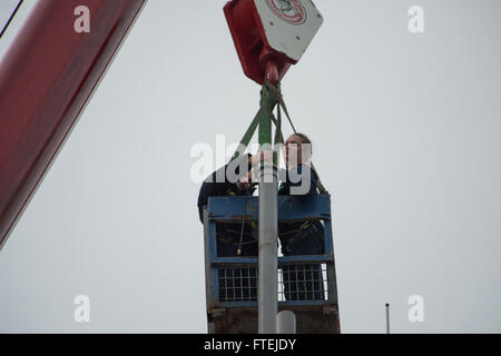 SOUDA BAY, Griechenland (26. November 2014) – Segler führen Reparaturen an Antenne Antennen an Bord der USS Cole (DDG-67) während einer Reise-Wartung Verfügbarkeit in der Bucht von Souda, Griechenland, November 26. Cole, ein Zerstörer der Arleigh-Burke-Klasse-geführte Flugkörper in Norfolk, Gridley führt Marinebetriebe in den USA 6. Flotte Bereich der Maßnahmen zur Erhöhung der Sicherheit der Vereinigten Staaten in Europa interessiert. Stockfoto