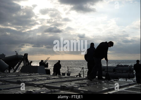 MEDITERRANEAN SEA (26. November 2014) - Teilnahme ein Süßwasser-Anhaftungen, November 26 Seeleute an Bord USS Donald Cook (DDG-75). Donald Cook, ein Zerstörer der Arleigh-Burke-Klasse geführte Flugkörper Gridley in Rota, Spanien, führt Marinebetriebe in den USA 6. Flotte Bereich der Maßnahmen zur Erhöhung der Sicherheit der Vereinigten Staaten in Europa interessiert. Stockfoto