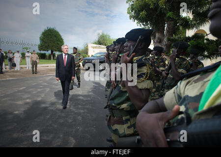 DAKAR, Senegal (21. August 2013) Secretary Of The Navy (SECNAV) Ray Mabus Bewertungen senegalesische Soldaten. Senegal ist die letzte Station auf eine Reise, wo Mabus mehrere Länder in der ganzen Region Treffen mit Matrosen und Marinesoldaten besucht, und zivile und militärische Beamte, Sicherheit und Stabilität zu diskutieren und bestehende Partnerschaften mit afrikanischen Nationen zu verstärken. Stockfoto