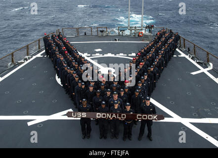 MEDITERRANEAN SEA (2. Dezember 2014) - montieren USS Donald Cook (DDG-75) Besatzungsmitglieder auf dem Schiffsdeck Flug für einen Sieg-Foto zur Unterstützung der kommenden Army-Navy-College-Football-Spiel. Die 115. Iteration der Army-Navy-Spiel findet statt 13 Dez. Donald Cook, ein Zerstörer der Arleigh-Burke-Klasse-geführte Flugkörper in Rota, Spanien, nach vorn eingesetzt führt Marinebetriebe in den USA 6. Flotte Bereich der Maßnahmen zur Erhöhung der Sicherheit der Vereinigten Staaten in Europa interessiert. Stockfoto