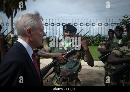 DAKAR, Senegal (21. August 2013) Secretary Of The Navy (SECNAV) Ray Mabus Bewertungen senegalesische Soldaten. Senegal ist die letzte Station auf eine Reise, wo Mabus mehrere Länder in der ganzen Region Treffen mit Matrosen und Marinesoldaten besucht, und zivile und militärische Beamte, Sicherheit und Stabilität zu diskutieren und bestehende Partnerschaften mit afrikanischen Nationen zu verstärken. Stockfoto