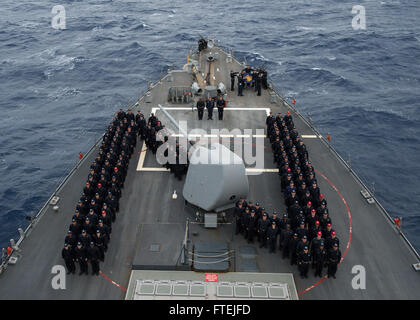 MEDITERRANEAN SEA (2. Dezember 2014) - montieren USS Donald Cook (DDG-75) Besatzungsmitglieder auf dem Schiff Vorschiff für ein Foto zur Unterstützung der kommenden Army-Navy-College-Football-Spiel. Die 115. Iteration der Army-Navy-Spiel findet statt 13 Dez. Donald Cook, ein Zerstörer der Arleigh-Burke-Klasse-geführte Flugkörper in Rota, Spanien, nach vorn eingesetzt führt Marinebetriebe in den USA 6. Flotte Bereich der Maßnahmen zur Erhöhung der Sicherheit der Vereinigten Staaten in Europa interessiert. Stockfoto