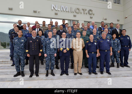 SOUDA BAY, Griechenland (2. Dezember 2014) - Maritime Profis aus Nordafrika, Europa und den USA auf das Planungsteam für Phoenix Express 2015 posieren für ein Gruppenfoto vor dem NATO Maritime Interdiction Operations Training Center, 2. Dezember 2014.  Phönix Express ist eine US Africa Command-geförderten multinationalen maritimen Übung zur Erhöhung der Sicherheit im Seeverkehr und Sicherheit in der Mittelmeerregion und Gewässern vor Nord-Afrika. Stockfoto