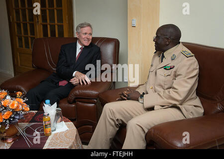 DAKAR, Senegal (21. August 2013) Secretary Of The Navy (SECNAV) Ray Mabus trifft mit Senegalesen Stabschef der Marine Rear Admiral Cheikh Bara Cissoko. Senegal ist die letzte Station auf eine Reise, wo Mabus mehrere Länder in der ganzen Region Treffen mit Matrosen und Marinesoldaten besucht, und zivile und militärische Beamte, Sicherheit und Stabilität zu diskutieren und bestehende Partnerschaften mit afrikanischen Nationen zu verstärken. Stockfoto