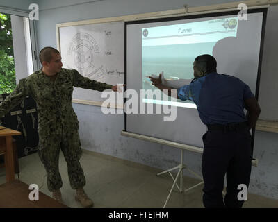 ACCRA, Ghana (10. Dezember 2014) Intelligenz Spezialist 1. Klasse Luciano Perez und ein Mitglied der Ghana Marine in Afrika Partnerschaft Station geförderte Maritime Intelligence Fusion Grundkurs teilnehmen. Die zwei-Wochen-Workshop wird durchgeführt, um afrikanische Partner Nation Ausprägungen bei der Analyse im maritimen Bereich und steigende Fähigkeiten Geheimdienstinformationen mit regionalen Partnern teilen zu erhöhen. Stockfoto