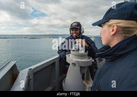 AUGUSTA BAY, Italien (11. Dezember 2014) – Quartiermeister Seemann Micole Horhn, center, von Cleveland und Quartiermeister Seemann Kelsey Quarterman Marble Falls, Texas, USA, nehmen Bereich Lager an Bord der USS Cole (DDG-67), wie das Schiff fährt Augusta-Bucht nach einem geplanten Hafen-Besuch 11. Dezember 2014. Cole, ein Zerstörer der Arleigh-Burke-Klasse-geführte Flugkörper in Norfolk, Gridley führt Marinebetriebe in den USA 6. Flotte Bereich der Maßnahmen zur Erhöhung der Sicherheit der Vereinigten Staaten in Europa interessiert. Stockfoto