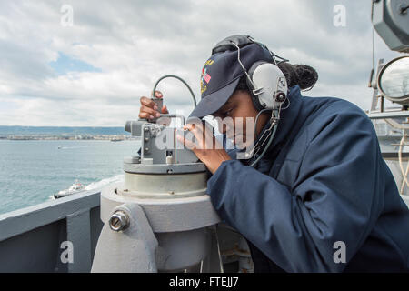 AUGUSTA BAY, Italien (11. Dezember 2014) – Quartiermeister Seemann Micole Horhn aus Cleveland, Ohio, verwendet eine Alhidade, um Bereich Lager an Bord der USS Cole (DDG-67) zu nehmen, da das Schiff Augusta Bucht folgenden geplanter Hafen besuchen fährt, 11. Dezember 2014. Cole, ein Zerstörer der Arleigh-Burke-Klasse-geführte Flugkörper in Norfolk, Gridley führt Marinebetriebe in den USA 6. Flotte Bereich der Maßnahmen zur Erhöhung der Sicherheit der Vereinigten Staaten in Europa interessiert. Stockfoto