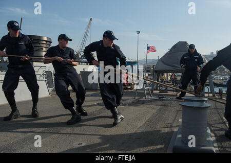 HAIFA, ISRAEL (11. Dezember 2014) Segler zugewiesen USS Donald Cook (DDG-75), beteiligen sich an einer Linie Umgang mit Details, wie das Schiff außerhalb des Hafens zieht. Donald Cook, ein Zerstörer der Arleigh-Burke-Klasse geführte Flugkörper Gridley in Rota, Spanien, führt Marinebetriebe in den USA 6. Flotte Bereich der Maßnahmen zur Erhöhung der Sicherheit der Vereinigten Staaten in Europa interessiert. Stockfoto