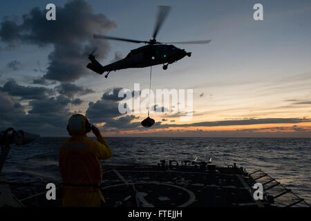 Mittelmeer (11. Dezember 2014) Bootsmann's Mate 3. Klasse Dontrell Dorsett aus Fort Worth, Texas, leitet ein MH-60 s-Sea Hawk Hubschrauber befestigt, der Drache Wale der Hubschrauber Meer bekämpfen Squadron (HSC) 28 Ansatz USS Cole (DDG-67) im Deck-Landung Qualifikationen, 11. Dezember 2014. Cole, ein Zerstörer der Arleigh-Burke-Klasse-geführte Flugkörper in Norfolk, Gridley führt Marinebetriebe in den USA 6. Flotte Bereich der Maßnahmen zur Erhöhung der Sicherheit der Vereinigten Staaten in Europa interessiert. Stockfoto