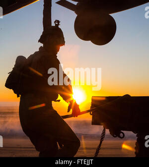 PINHEIRO DA CRUZ, PRAIA DA RAPOSA, Portugal – U.S. Marine Lance Cpl. Dustin Mason, eine Landung-Support-Spezialisten mit der Landung unterstützen Ablösung, 26. Marine Expeditionary Unit begann auf dem amphibious Transport Dock Schiff USS Arlington (LPD 24), hält die Schlinge 105 Anhänger CH-53E Super Stallion mit Marine Medium Tilt Rotor Squadron 162 (VMM-162), Kuppeln 26. MEU, unternahm die USS Arlington , schwebt über Kopf während einer Übung Aussenlift auf Pinheiro Da Cruz, Praia Da Raposa Strand, Portugal, 22. Oktober 2015, während Trident Punkt 15. Stockfoto