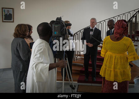 DAKAR, Senegal (22. August 2013) Secretary Of The Navy (SECNAV) Ray Mabus spricht mit senegalesischen Medien nach einem Treffen mit Macky Sall, Präsident des Landes. Senegal ist die letzte Station auf einer Multi-Nation-Reise in der gesamten Region Treffen mit Matrosen und Marinesoldaten, zivile und militärische Beamte, Sicherheit und Stabilität zu diskutieren und bestehende Partnerschaften mit afrikanischen Nationen zu verstärken. Stockfoto