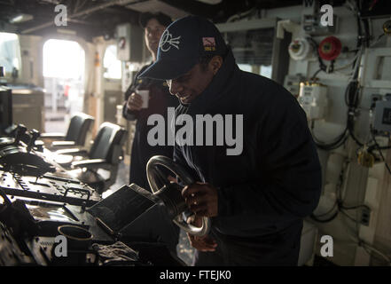 Mittelmeer (13. Dezember 2014) Seemann Anthony Fox aus Philadelphia, steht die Uhr als der Steuermann in der Brücke an Bord USS Donald Cook (DDG-75). Donald Cook, ein Zerstörer der Arleigh-Burke-Klasse-geführte Flugkörper in Rota, Spanien, nach vorne bereitgestellt führt Marinebetriebe in den USA 6. Flotte Bereich der Maßnahmen zur Erhöhung der Sicherheit der Vereinigten Staaten in Europa interessiert. Stockfoto