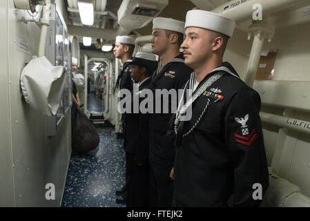 Mittelmeer (13. Dezember 2014) Segler USS Donald Cook (DDG-75) zugewiesen stehen in Formation vor ein Seemann von der Jahres-Board-Inspektion. Donald Cook, ein Zerstörer der Arleigh-Burke-Klasse-geführte Flugkörper in Rota, Spanien, nach vorne bereitgestellt führt Marinebetriebe in den USA 6. Flotte Bereich der Maßnahmen zur Erhöhung der Sicherheit der Vereinigten Staaten in Europa interessiert. Stockfoto