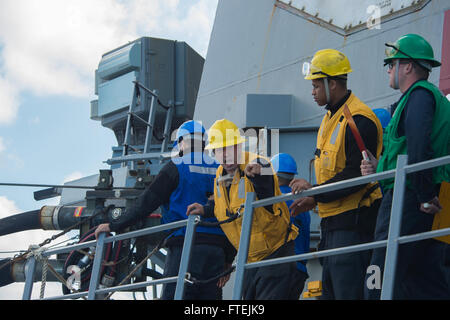 Mittelmeer (14. Dezember 2014) Boatswain Mate 2. Klasse Douglas Thomas aus Los Angles, Linie Handler zu avast wogenden on-line Sterne Messenger an Bord der USS Cole (DDG-67) während einer Auffüllung auf See mit USNS Kanawha (TAO 196) 14. Dezember 2014 beauftragt. Cole, ein Zerstörer der Arleigh-Burke-Klasse-geführte Flugkörper in Norfolk, Gridley führt Marinebetriebe in den USA 6. Flotte Bereich der Maßnahmen zur Erhöhung der Sicherheit der Vereinigten Staaten in Europa interessiert. Stockfoto