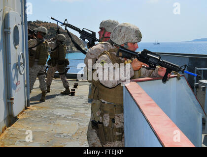 SOUDA BAY, Griechenland (22. August 2013) - US-Marines, die Marine Corps Security Force Europe Flotte Anti-Terror-Sicherheits-Team Praxis Schiff Suchtechniken während des Trainings bei der NATO Maritime Interdiction Operational Training Center (NMIOTC) zugeordnet. Das Training fördert Zusammenarbeit Sicherheitsbemühungen verbesserte Theater. Stockfoto