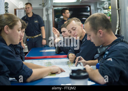 Mittelmeer (16. Dezember 2014) Matrosen an Bord USS Cole (DDG-67) hören, wie Schäden Controlman 1. Klasse Adam Foster aus Norfolk, Recht, Ausbildung auf ordnungsgemäße Berichterstattung 16. Dezember 2014 Schadensbegrenzung betreibt. Cole, ein Zerstörer der Arleigh-Burke-Klasse-geführte Flugkörper in Norfolk, Gridley führt Marinebetriebe in den USA 6. Flotte Bereich der Maßnahmen zur Erhöhung der Sicherheit der Vereinigten Staaten in Europa interessiert. Stockfoto