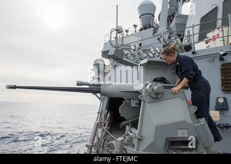 Mittelmeer (17. Dezember 2014) Gunner's Mate 3. Klasse Rachael Beglan von Buhl, Idaho, führt Wartungsarbeiten an einer Mark 38 Mod 2 25 mm Maschinengewehr an Bord der USS Cole (DDG-67), 17. Dezember 2014. Cole, ein Zerstörer der Arleigh-Burke-Klasse-geführte Flugkörper in Norfolk, Gridley führt Marinebetriebe in den USA 6. Flotte Bereich der Maßnahmen zur Erhöhung der Sicherheit der Vereinigten Staaten in Europa interessiert. Stockfoto