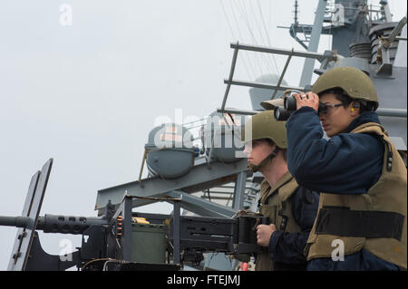 Mittelmeer (18. Dezember 2014) Operations Specialist Seemann Ryan Larson von Bothell, Washington, links, und Feuer Controlman 2. Klasse Mathew Vogel von Belton, Missouri, Mann ein Maschinengewehr, M2 Browning.50-Kaliber, an Bord der USS Cole (DDG-67), während eine kleine Wasserfahrzeuge-Attack-Team trainieren, 18. Dezember 2014. Cole, ein Zerstörer der Arleigh-Burke-Klasse-geführte Flugkörper in Norfolk, Gridley führt Marinebetriebe in den USA 6. Flotte Bereich der Maßnahmen zur Erhöhung der Sicherheit der Vereinigten Staaten in Europa interessiert. Stockfoto