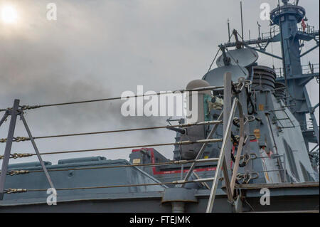 Mittelmeer (18. Dezember 2014) USS Cole (DDG-67) feuert eine Phalanx Nähe in Waffensystem während eines Pre-Action Kaliber Feuer Übung, 18. Dezember 2014. Cole, ein Zerstörer der Arleigh-Burke-Klasse-geführte Flugkörper in Norfolk, Gridley führt Marinebetriebe in den USA 6. Flotte Bereich der Maßnahmen zur Erhöhung der Sicherheit der Vereinigten Staaten in Europa interessiert. Stockfoto