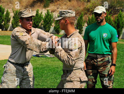 SOUDA BAY, Griechenland (22. August 2013) - US-Marines, die Marine Corps Security Force Europe Flotte Anti-Terror-Sicherheits-Team Praxis Crew Steuerungstechniken zugewiesen, wie ein griechischer militärische Trainer während des Trainings bei der NATO Maritime Interdiction Operational Training Center (NMIOTC) ausführt. Das Training fördert die verstärkte Theater Sicherheitskooperation. Stockfoto