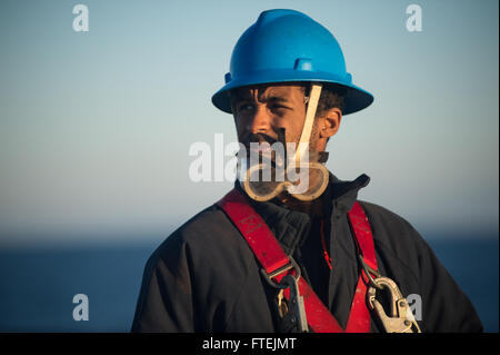 Am 20. Dezember 2014 dient Boatswain’s Mate 3rd Class Jonathan Orellana als Rigger an Bord der USS Donald Cook (DDG 75) im Mittelmeer. Der Zerstörer führt Marineoperationen zur Unterstützung der nationalen Sicherheitsinteressen der USA in Europa durch. Stockfoto