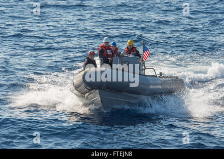 Mittelmeer (21. Dezember 2014) Bootsmann's Mate 2. Klasse Ian Sutton aus Ottawa, Kansas, Manöver ein Festrumpf Schlauchboot neben USS Cole (DDG-67) während ein Passagier Transfer mit USNS Kanawha (T-AO 196), 21. Dezember 2014. Cole, ein Zerstörer der Arleigh-Burke-Klasse-geführte Flugkörper und Kanawha, eine Henry J. Kaiser-class Flotte Nachschub Öler führen Marinebetriebe in den USA 6. Flotte Bereich der Maßnahmen zur Erhöhung der Sicherheit der Vereinigten Staaten in Europa interessiert. Stockfoto