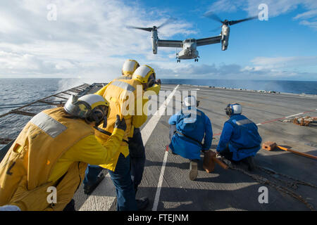 Atlantik (22. Dezember 2014) ein MV-22 Osprey, Marine Medium Tiltrotor Geschwader 365 (Reinforced) berührt sich auf dem Flugdeck an Bord USS Fort McHenry (LSD 43) 22. Dezember 2014 zugewiesen. Fort McHenry, ein San-Antonio-Klasse amphibische Mehrzweck-Dock Landung Schiff, die Bestandteil der Iwo Jima amphibisches bereit Group/24th Marine Expeditionary Unit, ist führt Marinebetriebe in den USA 6. Flotte Bereich der Maßnahmen zur Erhöhung der Sicherheit der Vereinigten Staaten interessiert in Europa Stockfoto